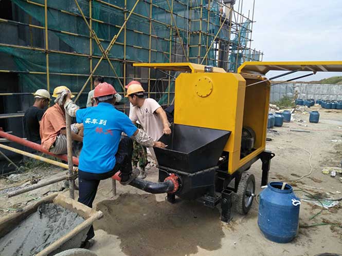 2018年9月16日小型細石混凝土泵合作弘揚建設(shè)儷湖別墅三期項目